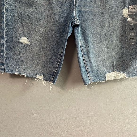 NWT Gap stretch bermuda distressed cutoff denim shorts. Size 4/27 - Picture 5 of 9